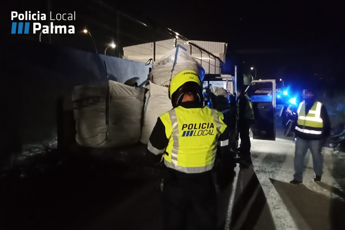 Polic&iacute;a Local de Palma interceptando camiones con escombros ilegales