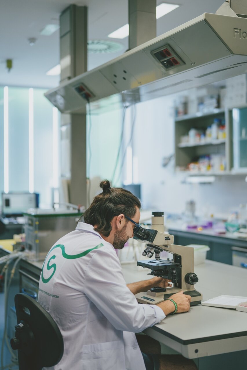 Investigador trabajando en un laboratorio sobre cáncer en Baleares