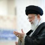 El ayatol&aacute; Ali Jamene&iacute; rezando en un evento religioso.