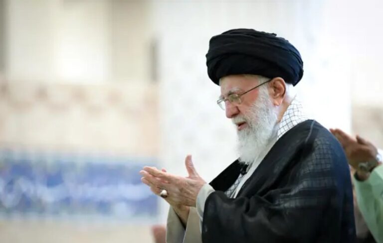 El ayatol&aacute; Ali Jamene&iacute; rezando en un evento religioso.