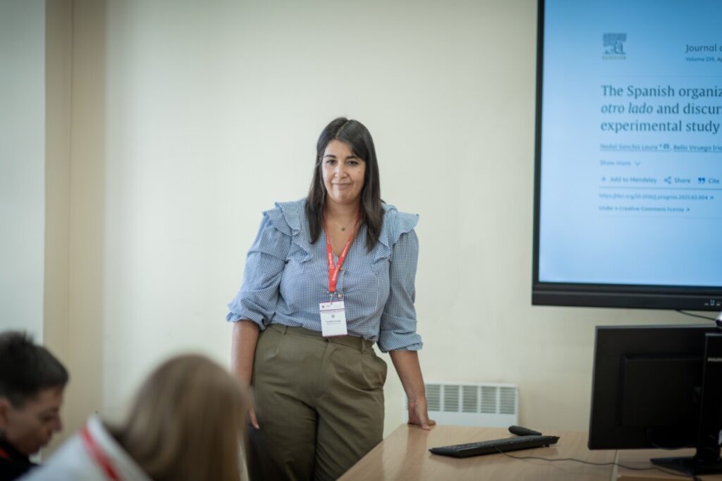 Iria Bello hablando sobre igualdad y liderazgo femenino en una conferencia.