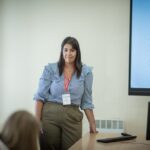 Iria Bello hablando sobre igualdad y liderazgo femenino en una conferencia.