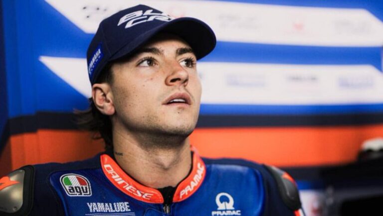 Izan Guevara en el paddock de Moto2 durante el Gran Premio de Brasil