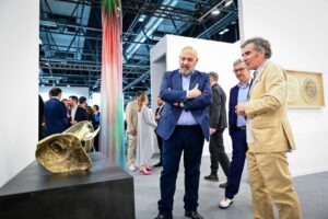 Jaime Mart&iacute;nez en ARCOmadrid conversando sobre arte contempor&aacute;neo