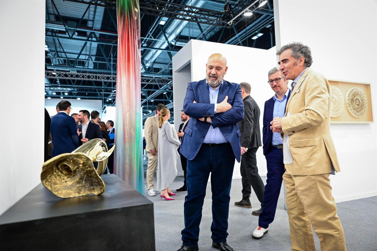 Jaime Mart&iacute;nez en ARCOmadrid conversando sobre arte contempor&aacute;neo