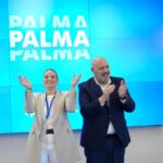 Jaime Mart&iacute;nez y Marga Prohens aplaudiendo en un evento del PP en Palma