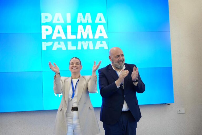 Jaime Mart&iacute;nez y Marga Prohens aplaudiendo en un evento del PP en Palma