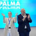 Jaime Mart&iacute;nez y Marga Prohens aplaudiendo en un evento del PP en Palma