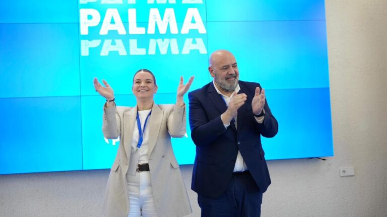 Jaime Mart&iacute;nez y Marga Prohens aplaudiendo en un evento del PP en Palma