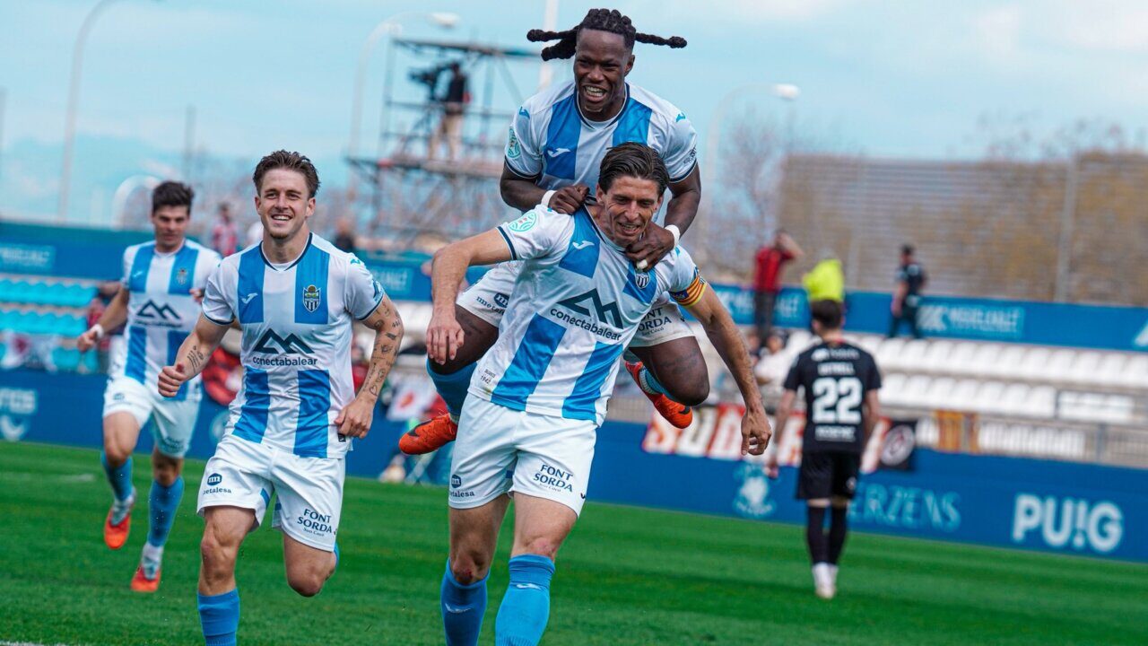 Jugadores del Atl&eacute;tico Baleares celebrando un gol en el campo