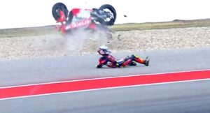 Joan Mir cae de su moto durante una carrera de MotoGP en 2026.