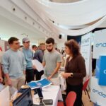 Estudiantes interactuando en el Job Day de la UIB con representantes de Endesa
