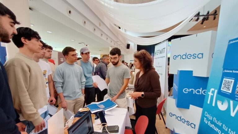 Estudiantes interactuando en el Job Day de la UIB con representantes de Endesa
