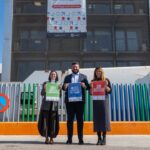 Tres personas sosteniendo carteles sobre ofertas de empleo en Marratx&iacute;