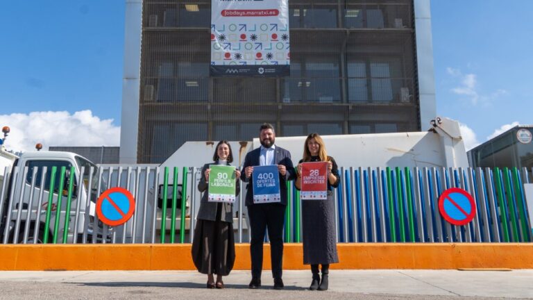 Tres personas sosteniendo carteles sobre ofertas de empleo en Marratx&iacute;