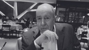 El periodista John Hopewell en un evento formal con fondo de restaurante