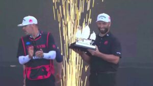 Jon Rahm sosteniendo un trofeo tras ganar un torneo de golf en Hong Kong