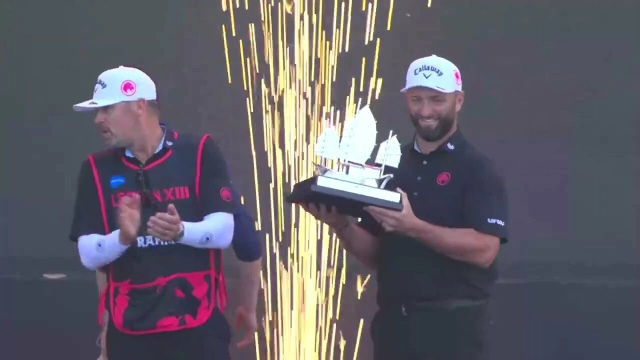 Jon Rahm sosteniendo un trofeo tras ganar un torneo de golf en Hong Kong
