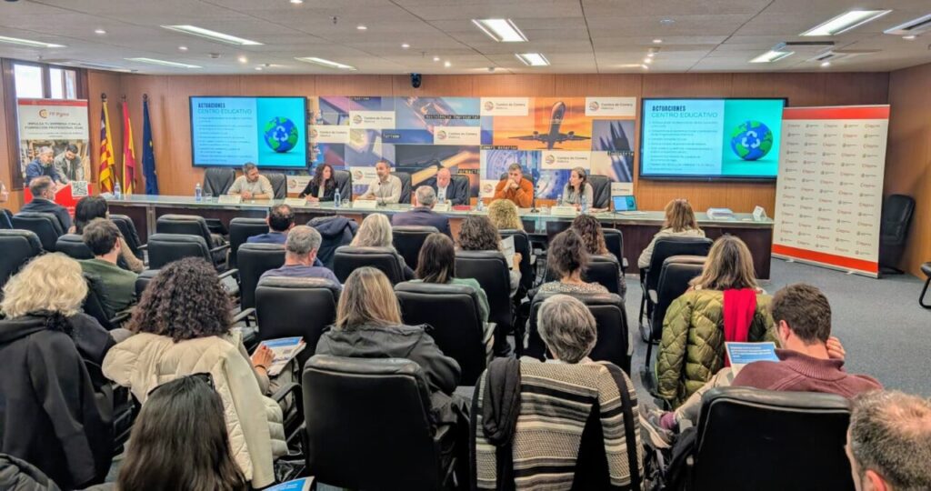 Panel de expertos discutiendo sobre formaci&oacute;n profesional en sostenibilidad