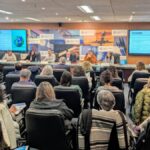 Panel de expertos discutiendo sobre formaci&oacute;n profesional en sostenibilidad