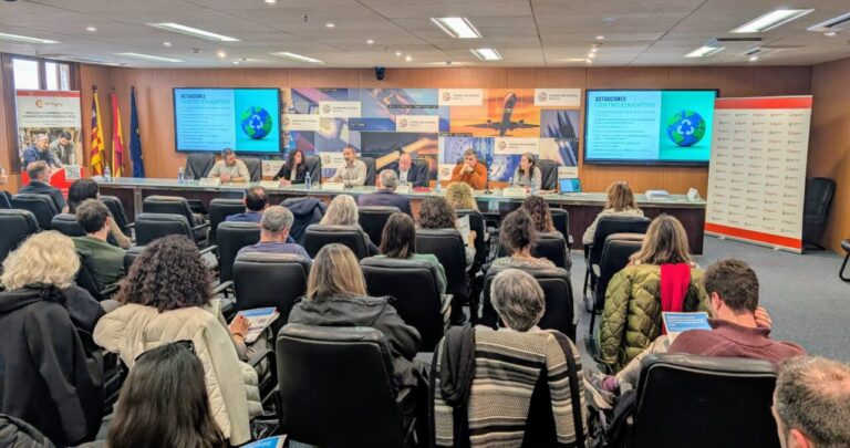 Panel de expertos discutiendo sobre formaci&oacute;n profesional en sostenibilidad