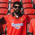 Tres jugadores posando con camisetas hist&oacute;ricas del RCD Mallorca