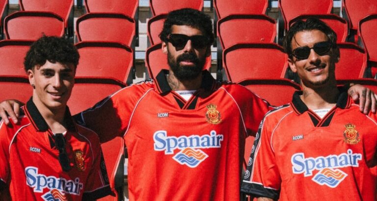 Tres jugadores posando con camisetas hist&oacute;ricas del RCD Mallorca