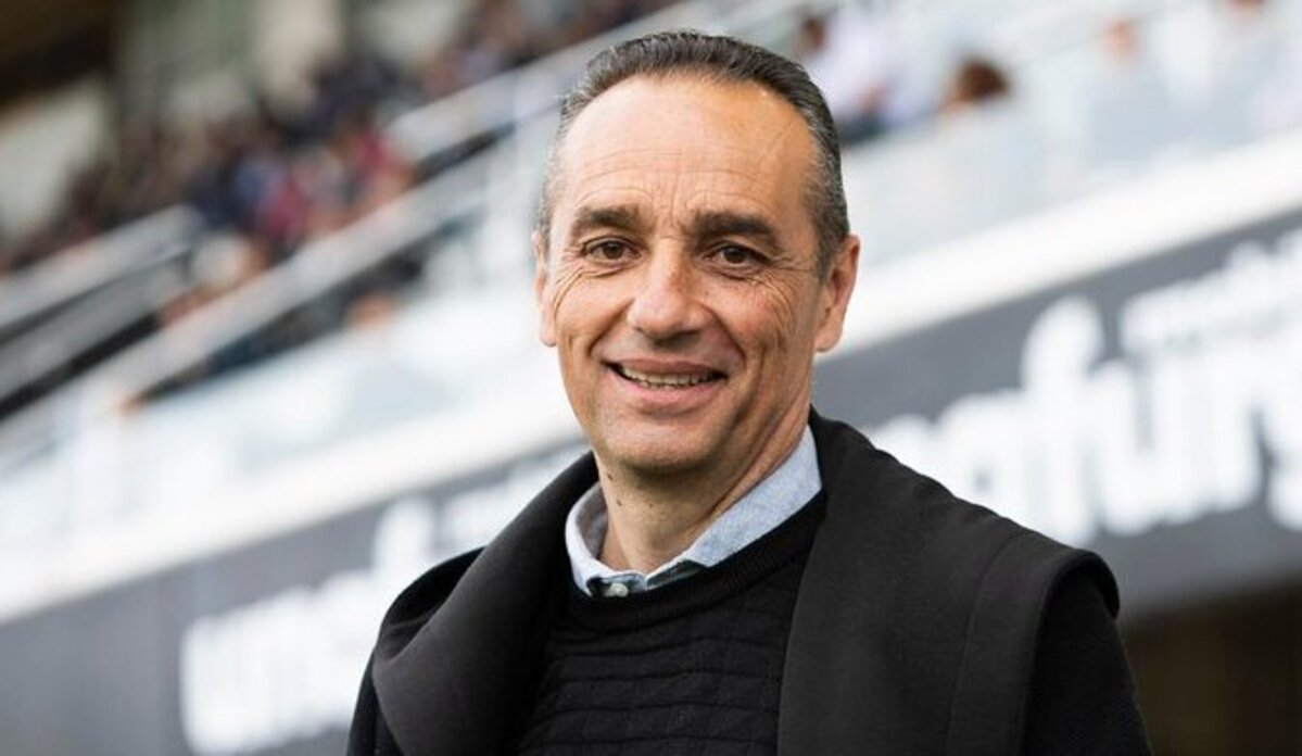 Jos&eacute; Luis Oltra, nuevo entrenador del Huesca, sonriente en el estadio
