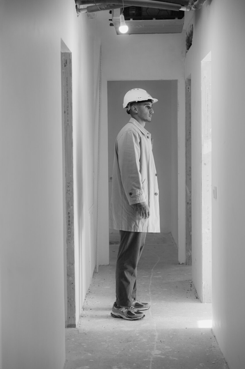 Joven ingeniero de construcci&oacute;n en un pasillo de obra en Mallorca