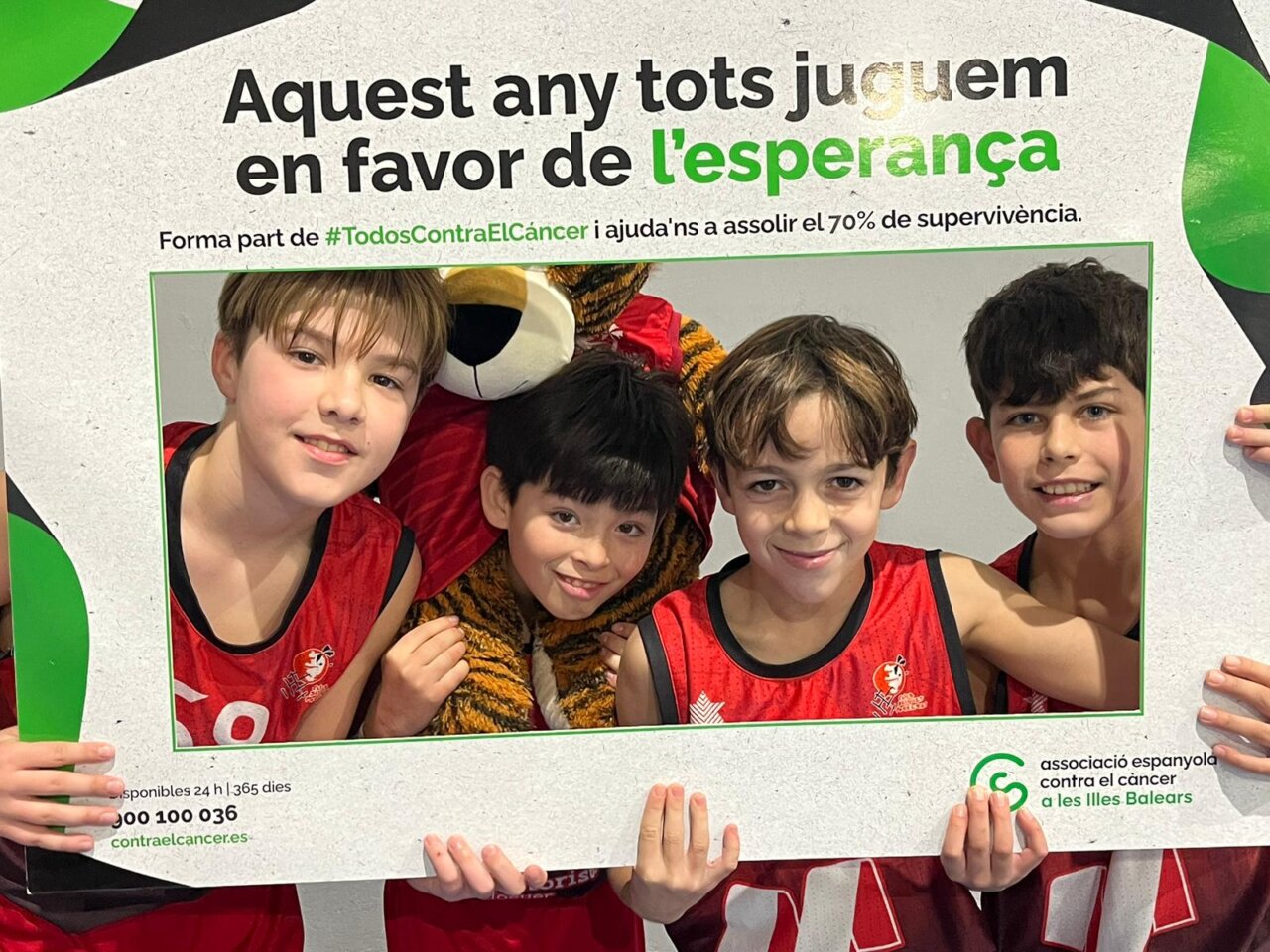 Niños apoyando la lucha contra el cáncer en Baleares con un marco de fotos