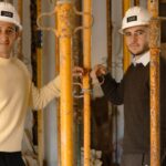 Dos j&oacute;venes ingenieros en un sitio de construcci&oacute;n en Mallorca
