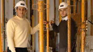 Dos j&oacute;venes ingenieros en un sitio de construcci&oacute;n en Mallorca