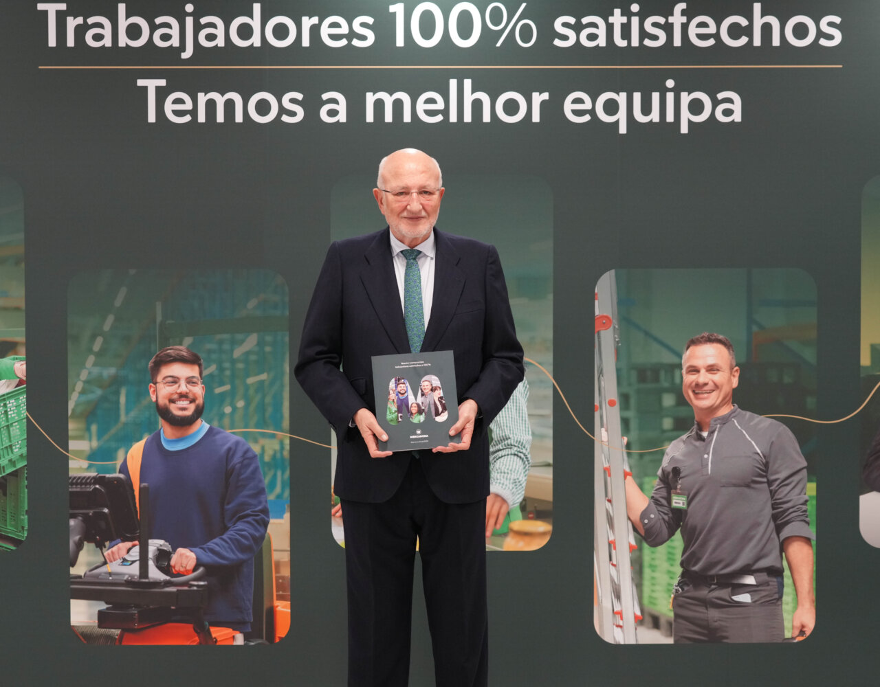 Juan Roig en el Centro de Coinnovaci&oacute;n en Paterna, rodeado de trabajadores satisfechos.