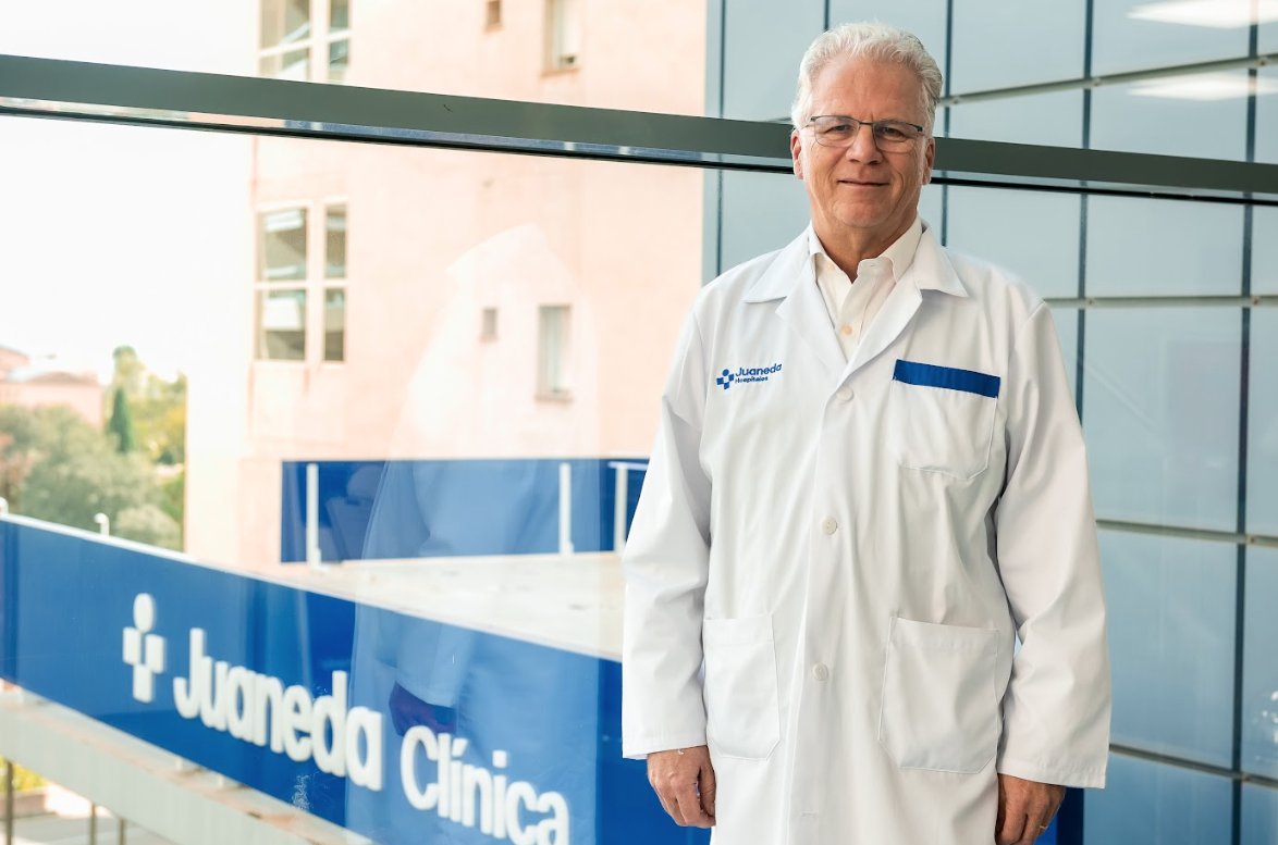 Médico en la Clínica Juaneda con fondo del hospital