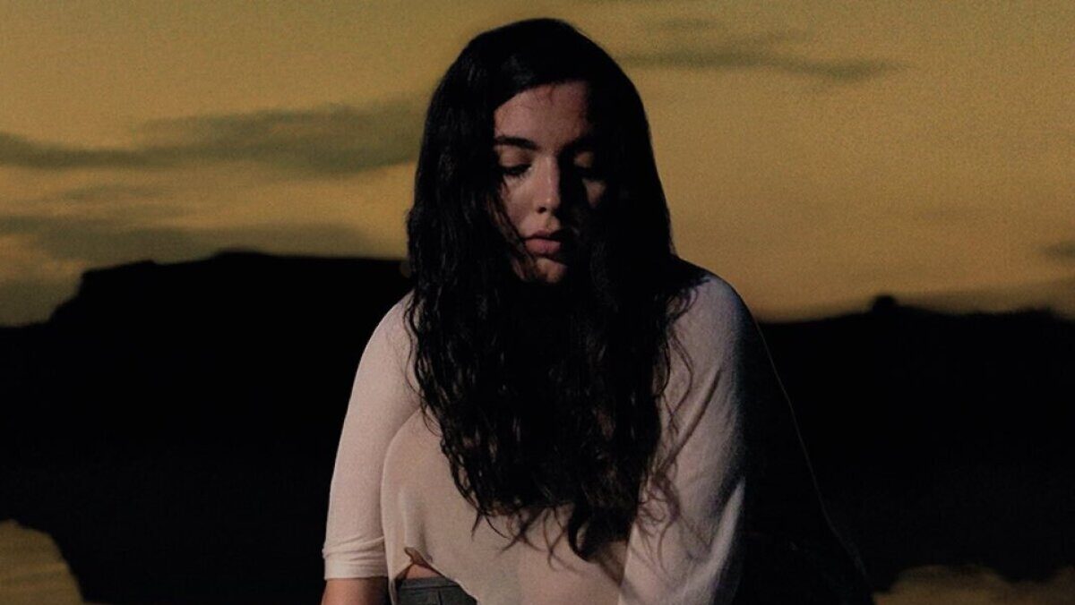 J&uacute;lia Colom en un paisaje evocador durante su presentaci&oacute;n musical.