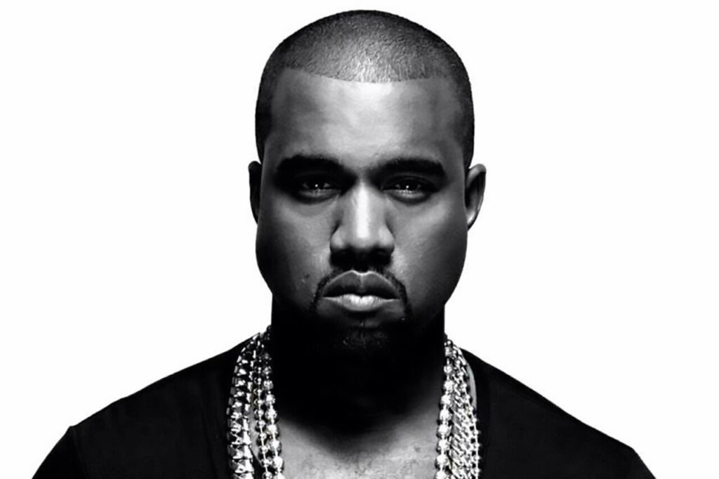 Kanye West posando con una expresi&oacute;n seria y cadenas en el cuello
