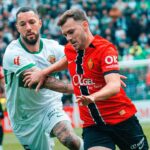 Jugadores del RCD Mallorca y Elche compiten por el bal&oacute;n en un partido