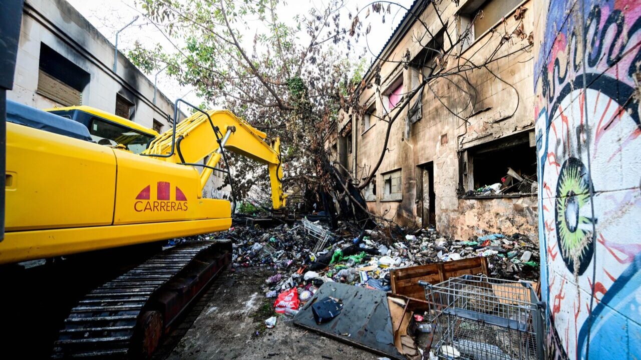 Maquinaria amarilla limpiando residuos en antigua prisi&oacute;n de Palma