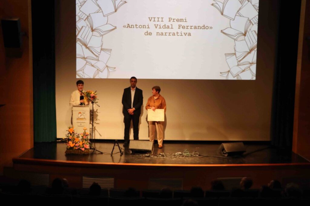 Ceremonia de entrega de premios literarios en Santany&iacute; con participantes