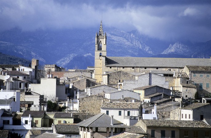 Vista panor&aacute;mica del municipio de Llub&iacute; con monta&ntilde;as al fondo
