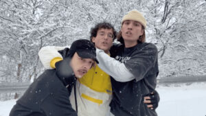 Los mallorquines Go Cactus en un entorno nevado durante una sesi&oacute;n de fotos