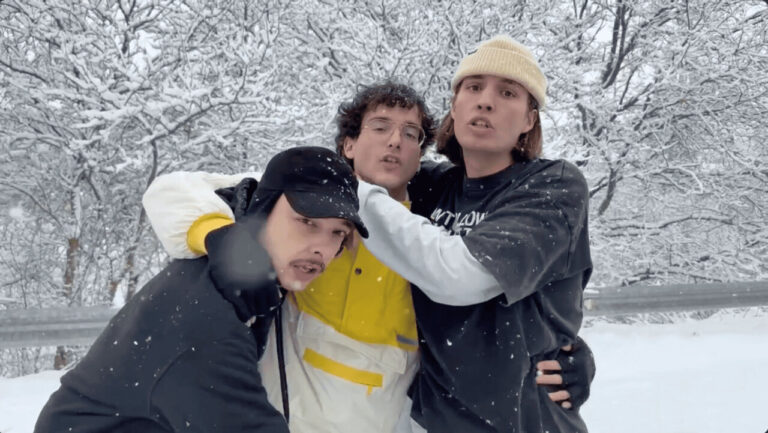 Los mallorquines Go Cactus en un entorno nevado durante una sesi&oacute;n de fotos