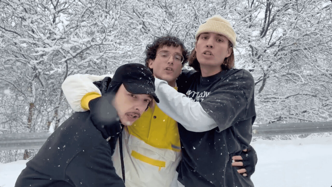 Los mallorquines Go Cactus en un entorno nevado durante una sesi&oacute;n de fotos