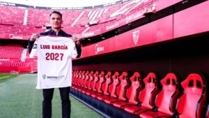 Luis Garc&iacute;a mostrando su camiseta como nuevo t&eacute;cnico del Sevilla FC