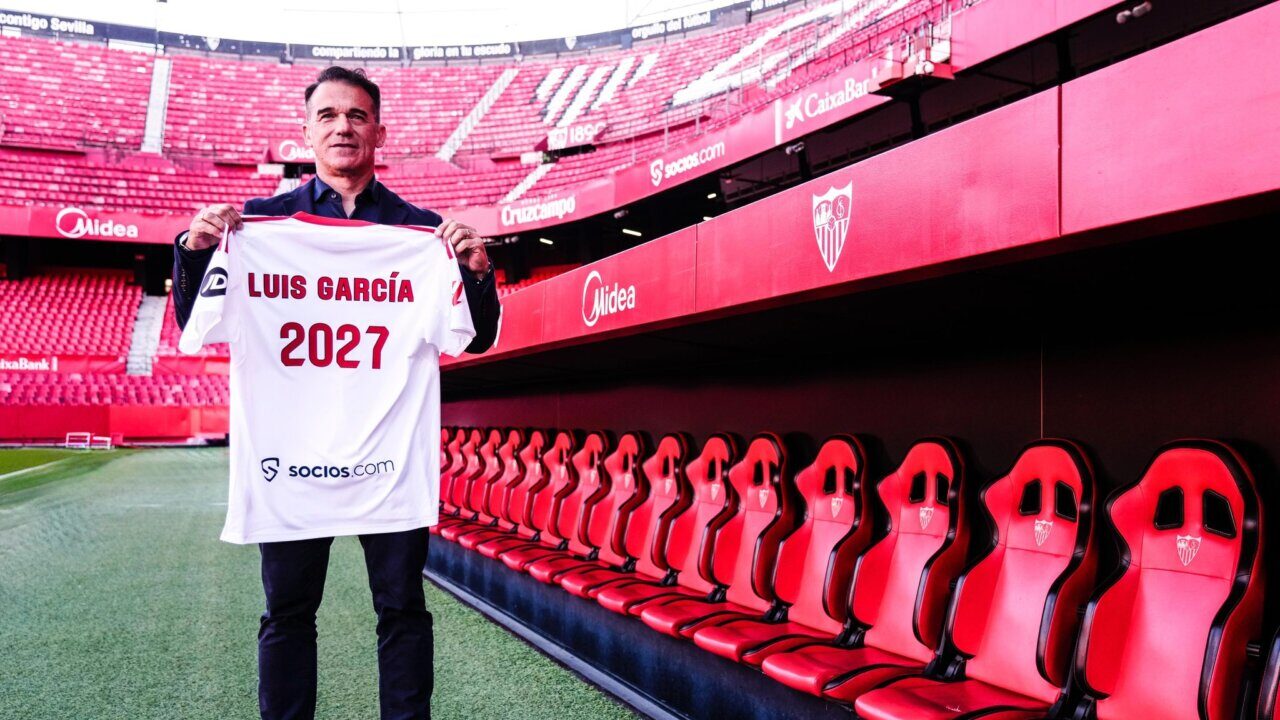 Luis Garc&iacute;a mostrando su camiseta como nuevo t&eacute;cnico del Sevilla FC