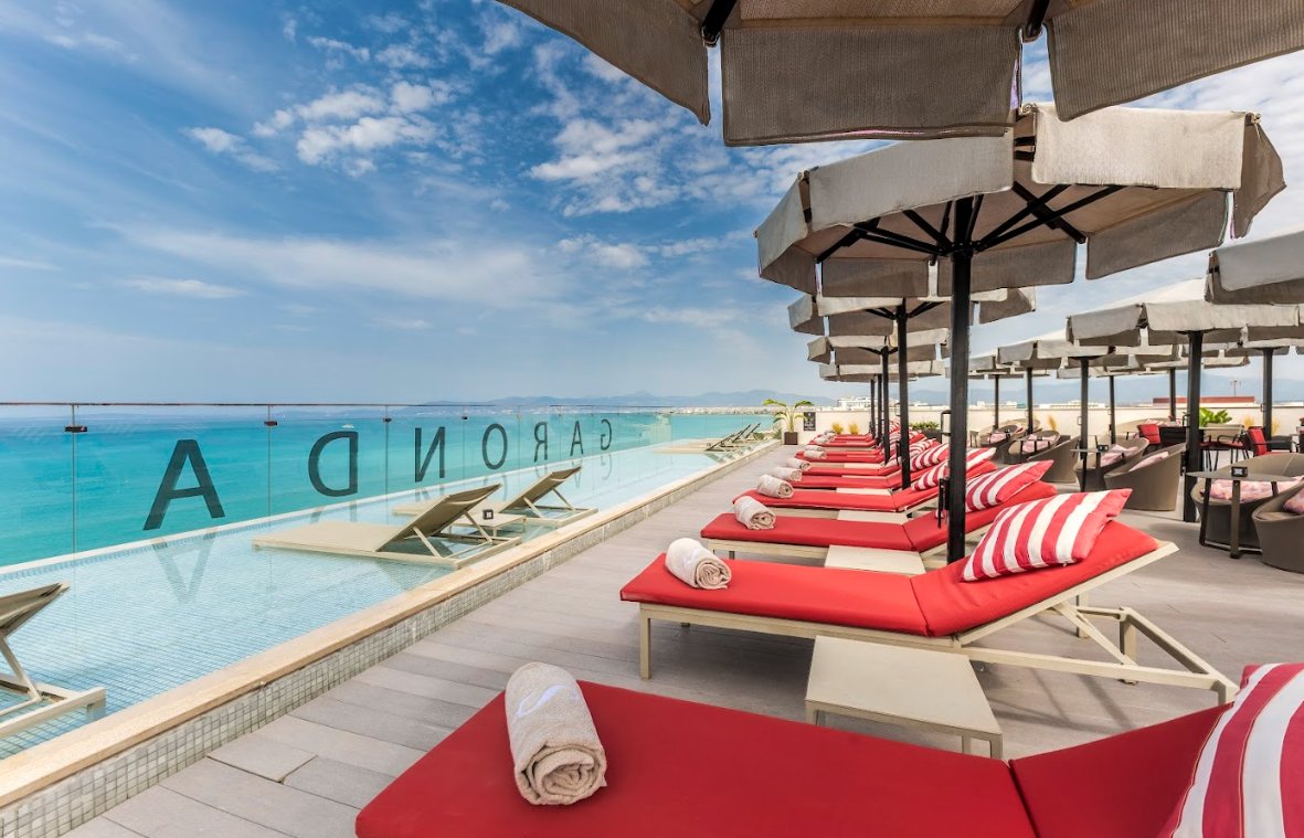 Terraza del hotel Pure Salt Garonda con vistas al mar Mediterráneo
