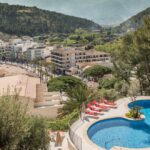 Vista panor&aacute;mica de un hotel junto al mar en Mallorca