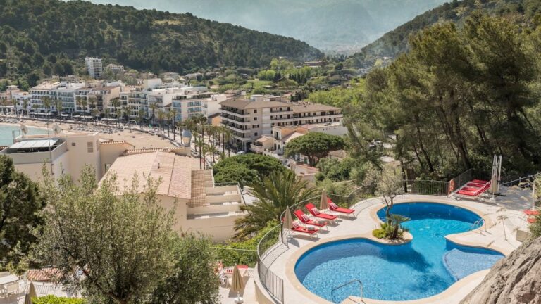 Vista panorámica de un hotel junto al mar en Mallorca