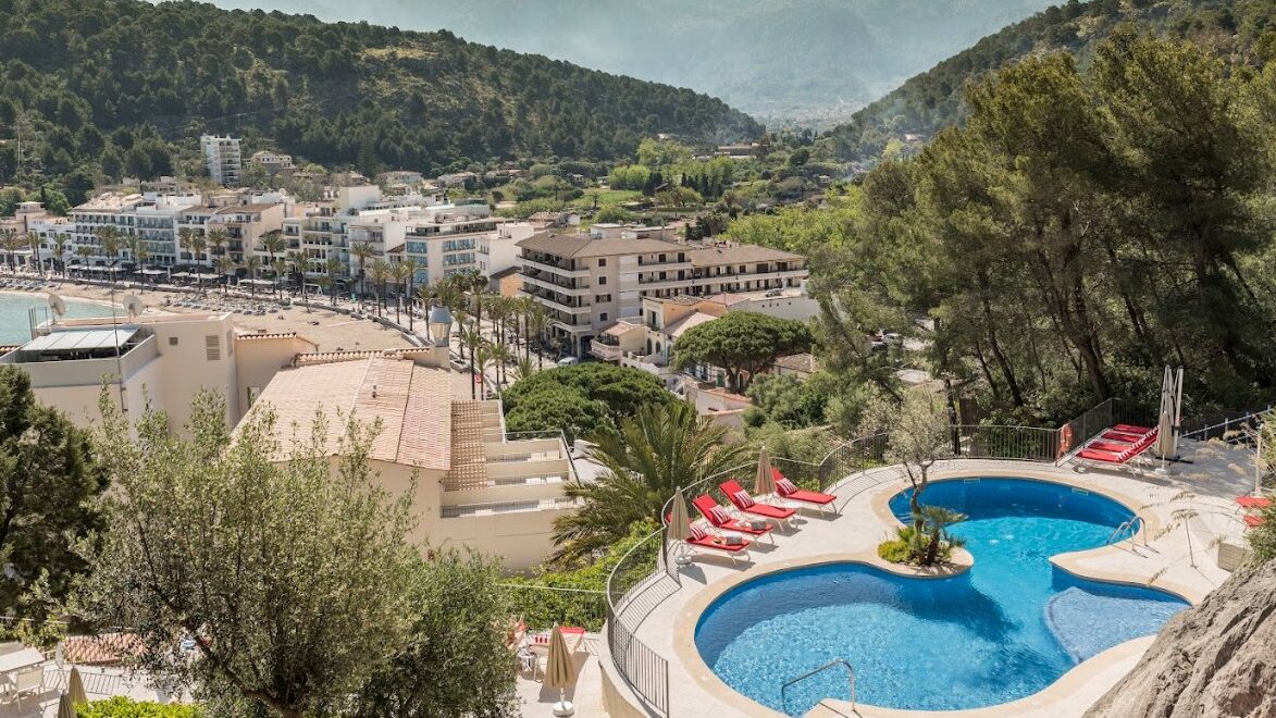 Vista panor&aacute;mica de un hotel junto al mar en Mallorca