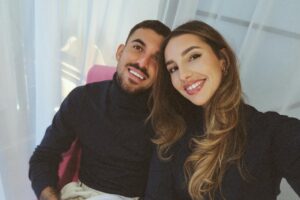 Luna Serrat y Dani Ceballos sonríen juntos en una foto
